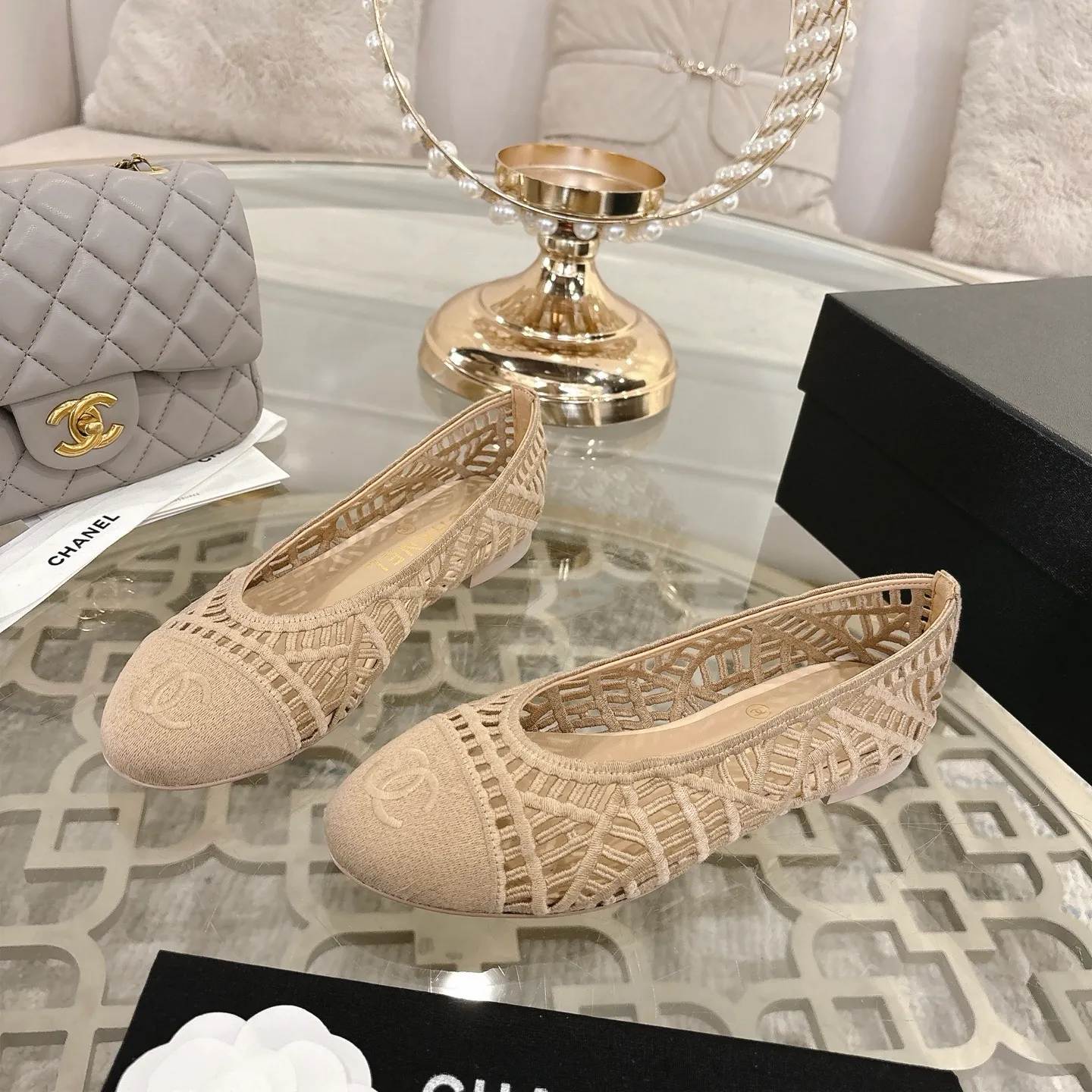👟👟Ex-factory price 520👟👟 Chanel 25SS finally comes out with woven ballet shoes‼ ️ Shoes worthy of their own article, I have to say that they are finally waiting for you! So elegant and chill. Wear it in the summer to enjoy the breeze and walk on the street. Round square toe design. Cute and cute~ The appearance is super online. When you wear it, you will feel like a wealthy daughter. I thought it was good-looking. Only when I put it on my feet do I know how easy it is to wear~ Upper: Exclusive custom-made mesh (comfortable and breathable) Foot pad: Sheepskin Outsole: Genuine leather sole imported from Italy Size: 35-39 (customized at 40.41.42)